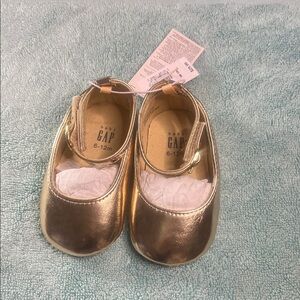 GAP Shimmering Gold Kids Dress Shoes with ankle strap.size 6-12 months